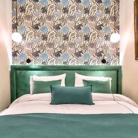 33 Marbeuf 4* Paryż