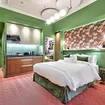 33 Marbeuf 4* Paris